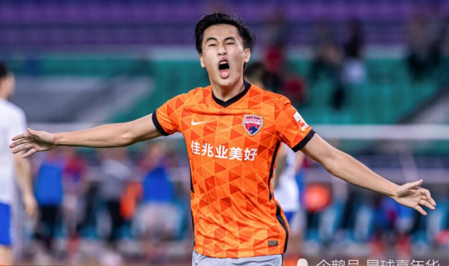  穆西亚拉梅开二度登顶射手榜首  