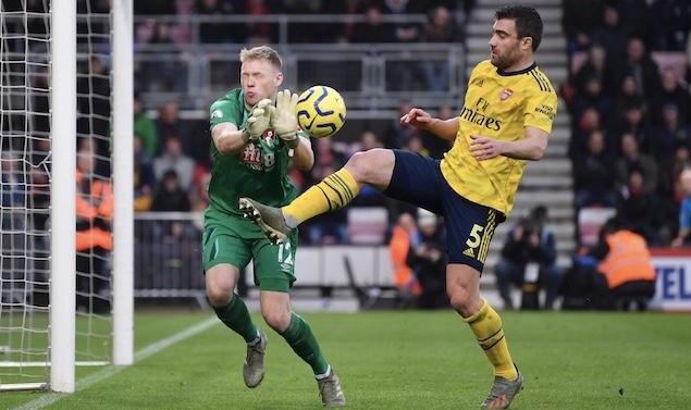  阿森纳门将低级失误，伯恩茅斯补时扳平抢关键一分  