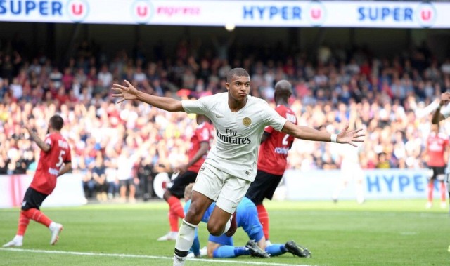  巴黎圣日耳曼客场逆转击败里昂，积分榜领跑优势扩大  