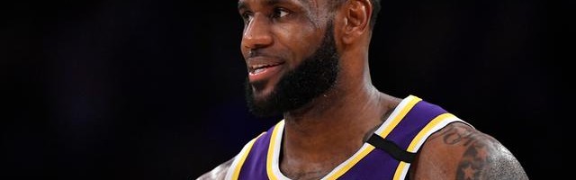  詹姆斯再创纪录，生涯总分破四万  