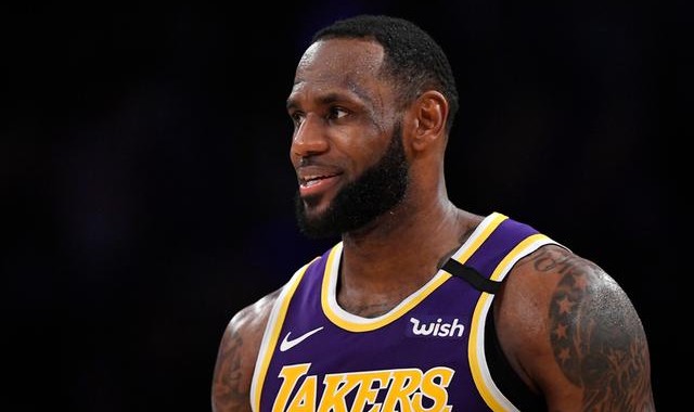  詹姆斯再创纪录，生涯总分破四万  