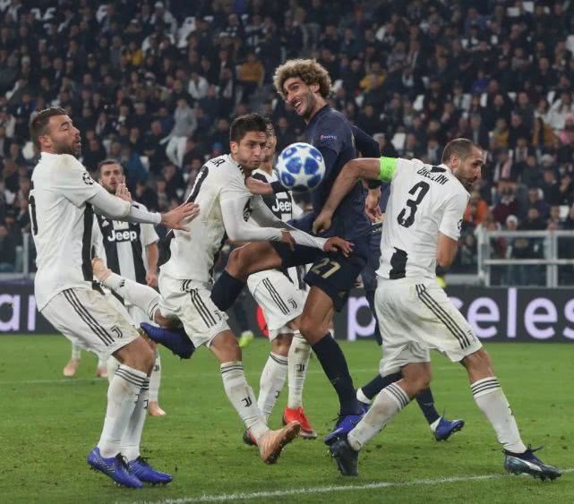  滕哈赫变阵三中卫激活曼联进攻线  